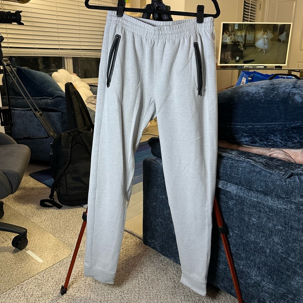 Old Navy Active 4-Way Stretch Jogger in Light Grey